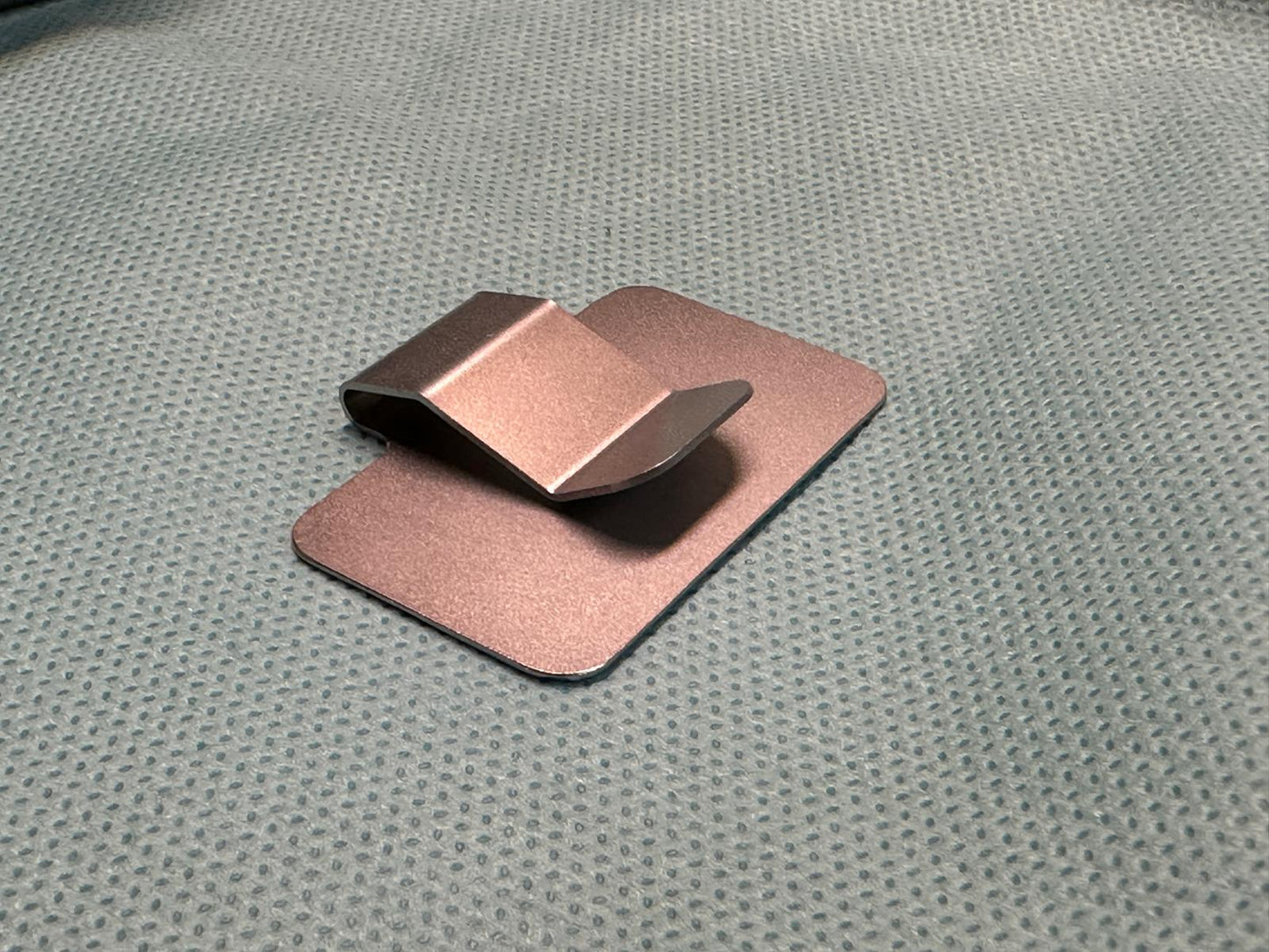Klipsi mustalla tarralla 20 x 50 mm KT1